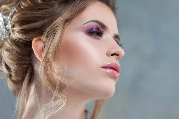 Noiva bonita nova com um penteado alto elegante. Penteado de casamento com o acessório em seu cabelo — Fotografia de Stock