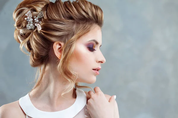 Noiva bonita nova com um penteado alto elegante. Penteado de casamento com o acessório em seu cabelo — Fotografia de Stock