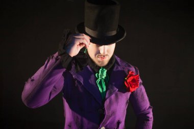 Şovmen. Genç erkek şovmen, sunum veya Sahne Alanı'nda aktör. Mor geceliğim ve silindir içinde adam.