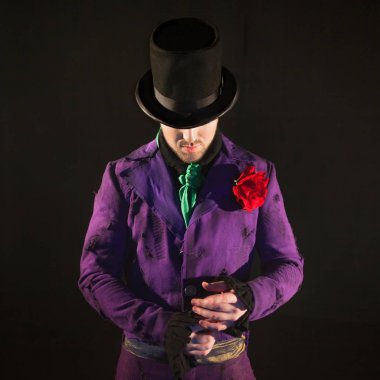 Şovmen. Genç erkek şovmen, sunum veya Sahne Alanı'nda aktör. Mor geceliğim ve silindir içinde adam.