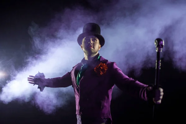 Showman présente son spectacle, étendant ses mains sur les côtés — Photo