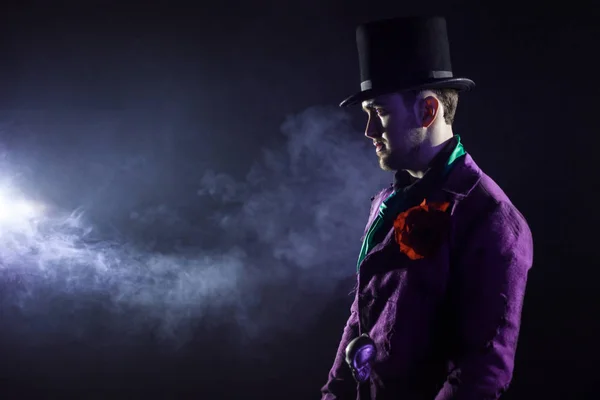 Showman. Joven artista masculino, presentador o actor en el escenario. El tipo de la camiseta púrpura y el cilindro . — Foto de Stock