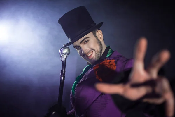 Attractive man in the cylinder. The hand gesture at the camera — Stock Photo, Image