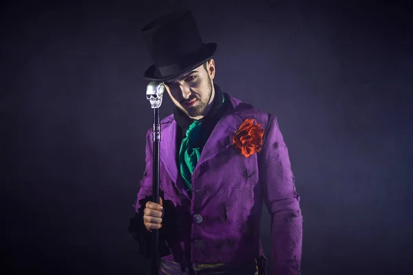 Showman. Joven artista masculino, presentador o actor en el escenario. El tipo de la camiseta púrpura y el cilindro . — Foto de Stock