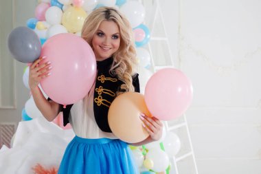 Balonlu güzel genç sarışın. Renkli topları.