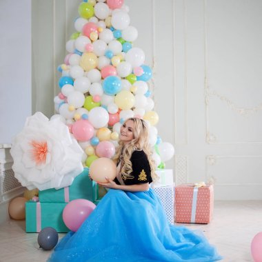 Balonlu güzel genç sarışın. Renkli topları.