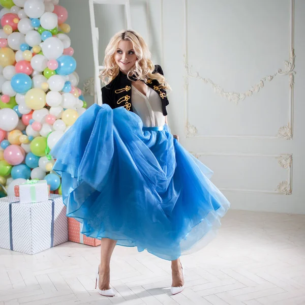 Grappig meisje dansen in blauwe rok. Mooie jonge vrouw Blond in een fantastisch interieur. — Stockfoto