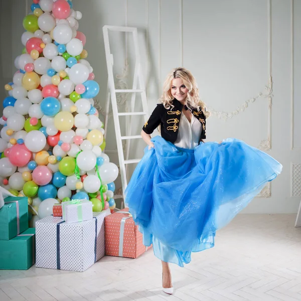 Grappig meisje dansen in blauwe rok. Mooie jonge vrouw Blond in een fantastisch interieur. — Stockfoto