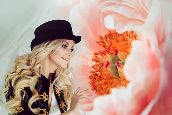 Niedlich und schöne Blondine mit erstaunlichen riesigen Blume. Charmante junge Frau in einem kurvigen blauen Rock. — Stockfoto