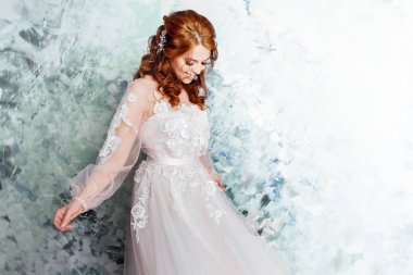 Güzel ve romantik gelin gelinlik uzun kollu. Gelinlik genç Kızıl saçlı kadın
