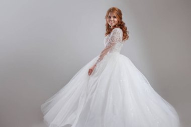 Lüks gelinlik güzel bayanı gelin. Açık renkli.