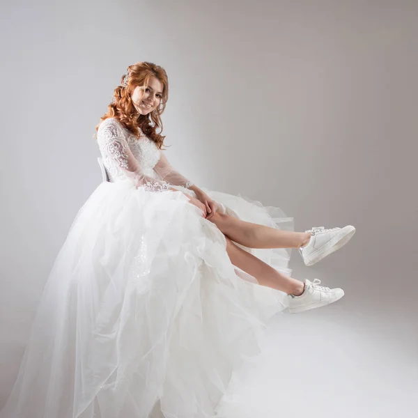 Bájos lány csodálatos esküvői ruha és a fehér cipők. Runaway bride — Stock Fotó
