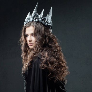 Portre bir Gotik Princess of. Gotik Kraliçe. Cadılar Bayramı görüntü. Siyah giyen genç güzel kadın