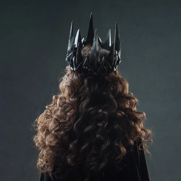 Retrato de una princesa gótica. Hermosa joven morena en corona de metal y capa negra . —  Fotos de Stock