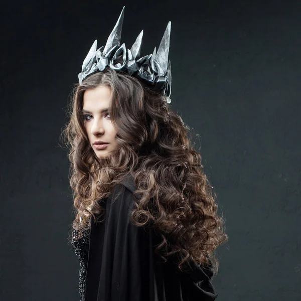 Portrait of a Gothic Princess. Gothic Queen. Image on Halloween. Young beautiful woman in black — Stock Photo, Image