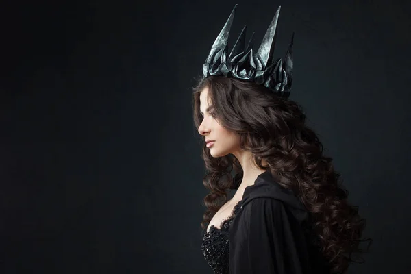 Portrait of a Gothic Princess. Beautiful young brunette woman in metal crown and black cloak. — Stock Photo, Image