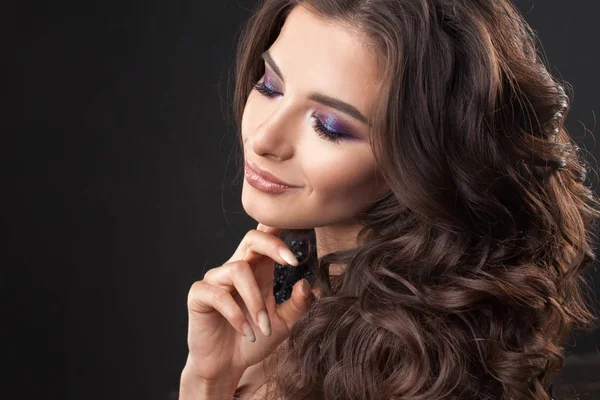 Porträt einer jungen attraktiven Frau mit hinreißend lockigem Haar. attraktive Brünette — Stockfoto