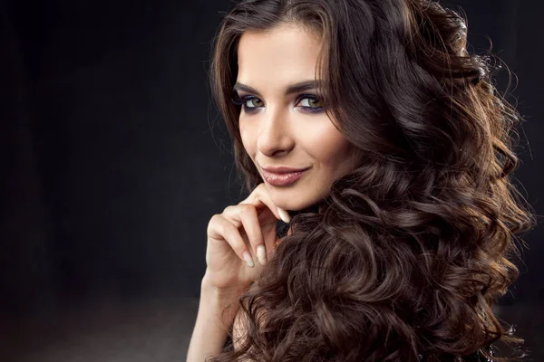 Портрет молодой привлекательной женщины с великолепными вьющимися волосами. Симпатичная брюнетка — стоковое фото
