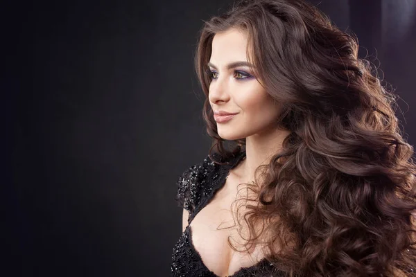 Porträtt av en ung attraktiv kvinna med vackra lockiga hår. Attraktiv brunett — Stockfoto