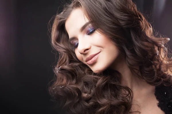 Portret van een jonge aantrekkelijke vrouw met prachtig krullend haar. Aantrekkelijke brunette — Stockfoto