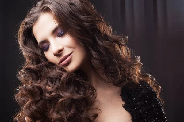 Portrait of a young attractive woman with gorgeous curly hair. Attractive brunette — Stock Photo, Image