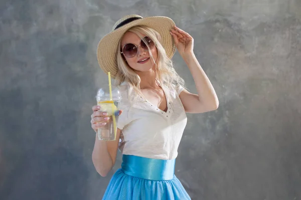 Jonge mooie blonde vrouw in stro hoed. Zomer stijl zonnebril. — Stockfoto
