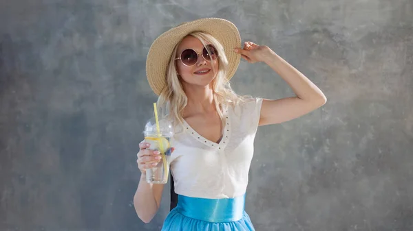 Jovem mulher loira bonita em chapéu de palha. óculos de sol estilo verão . — Fotografia de Stock