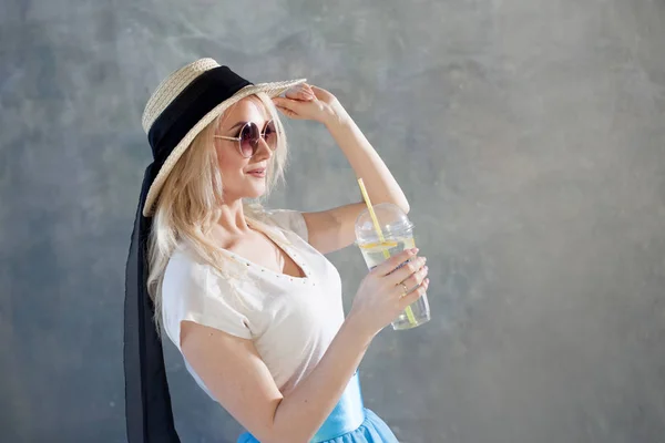 Jeune belle femme blonde en chapeau de paille. Lunettes de soleil style été . — Photo