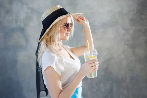 Young beautiful blonde woman in straw hat. Summer style sunglasses. — Stock Photo, Image