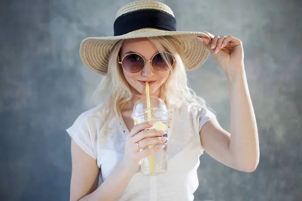 Young beautiful blonde woman in straw hat. Summer style sunglasses. — Stock Photo, Image