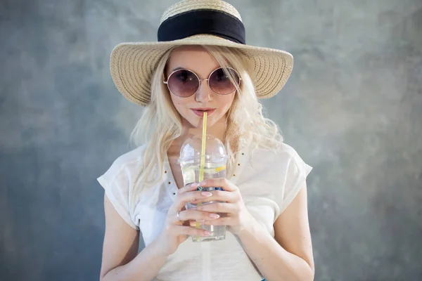 Young beautiful blonde woman in straw hat. Summer style sunglasses. — Stock Photo, Image