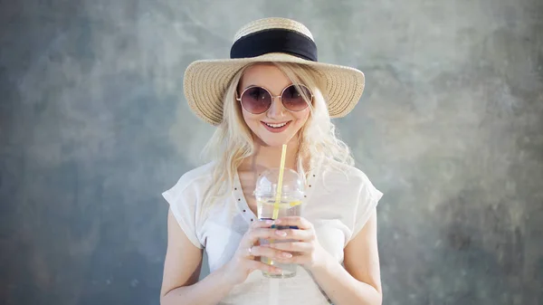 Joven mujer rubia hermosa con sombrero de paja. Gafas de sol estilo verano . —  Fotos de Stock