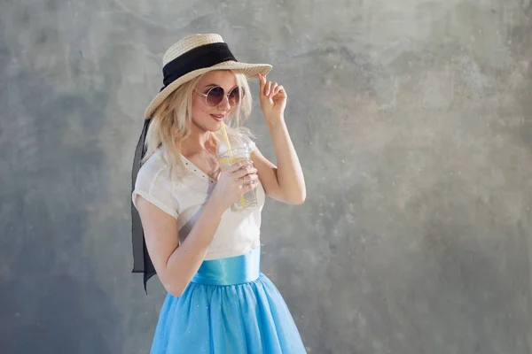 Joven mujer rubia hermosa con sombrero de paja. Gafas de sol estilo verano . —  Fotos de Stock