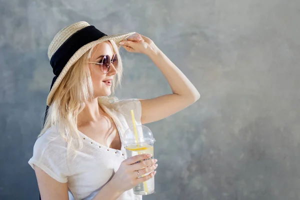Jonge mooie blonde vrouw in stro hoed. Zomer stijl zonnebril. — Stockfoto