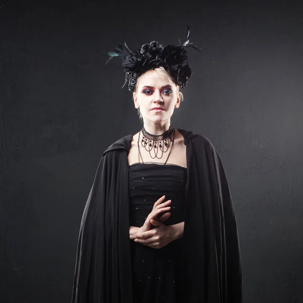 Retrato de una elegante mujer rubia gótica. Chica en corona de flores negras y manto negro —  Fotos de Stock