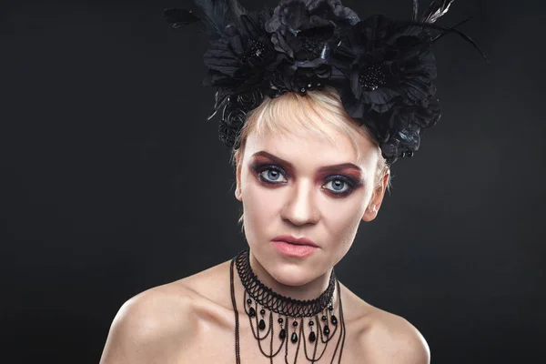 Portret elegancki gotyk woman blonde. Dziewczyna w Wieniec kwiatów czarny i czarny płaszcz — Zdjęcie stockowe
