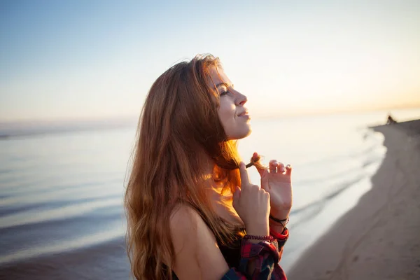 Young woman at sea, good mood and harmony. Beautiful red-haired girl. Cute cheerful young woman portrait at sunset — Stock Photo, Image