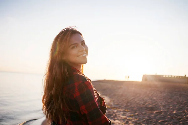 Mujer joven en el mar, buen humor y armonía. Hermosa chica pelirroja. Linda mujer joven alegre retrato al atardecer — Foto de Stock