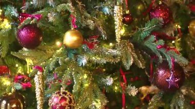 Zarif bir Noel ağacı, bir sürü oyuncak ve parlayan bir çelenk, tepeden tırnağa dönen.