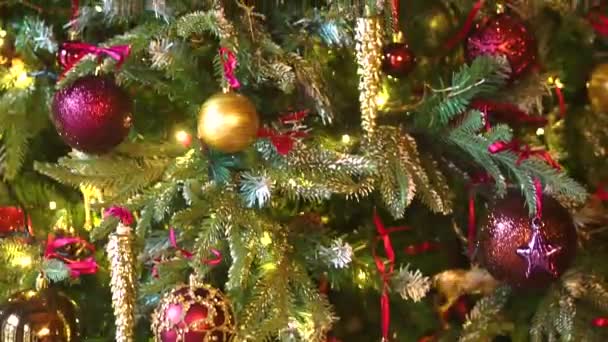 Elegante árbol de Navidad, un montón de juguetes y guirnalda intermitente, panorámica de abajo hacia arriba . — Vídeos de Stock