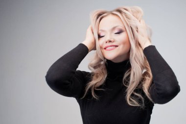 Baştan savma bukleleri olan çekici bir sarışın, yakın plan.