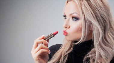 Baştan savma bukleleri olan çekici bir sarışın, yakın plan.