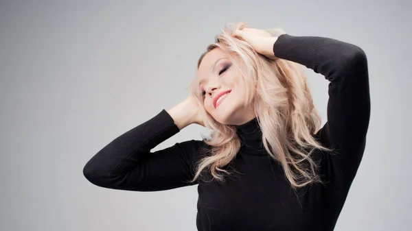 Charming blonde with sloppy curls, close-up — Stock Photo, Image