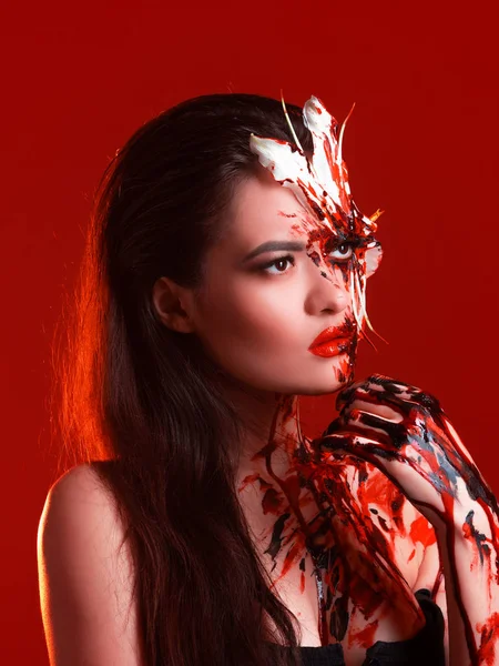 Blood Lily, děsivý a sexy Halloween image. Krásná mladá žena — Stock fotografie