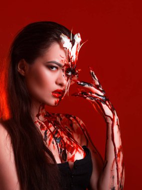 Kanlı Lily, korkutucu ve seksi Cadılar Bayramı görüntüsü. Güzel genç bayan.