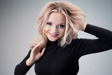 Baştan savma bukleleri olan çekici bir sarışın, yakın plan.