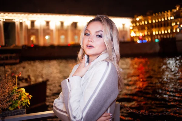 Jeune femme élégante et élégante en manteau beige sur le front de mer de la ville . — Photo