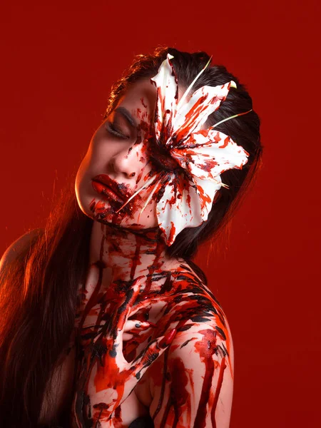 血のユリ、怖いとセクシーなハロウィーンのイメージ。美しい若い女性 — ストック写真