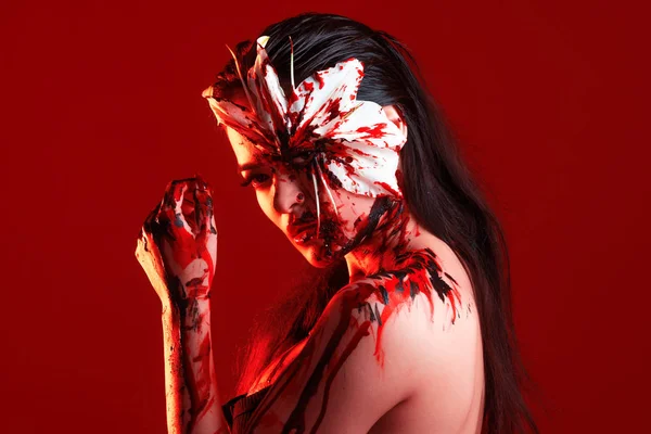 Giglio di sangue, spaventosa e sexy immagine di Halloween. Bella giovane donna — Foto Stock