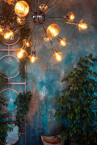 Elegante, elegante e moderno lampadario sullo sfondo delle pareti dingy — Foto Stock